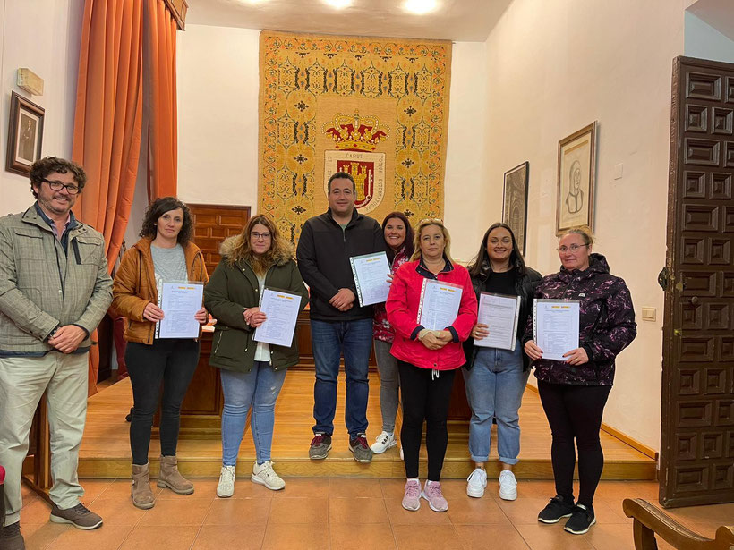 Muestra los alumnos de cenforade mostrando su titulo