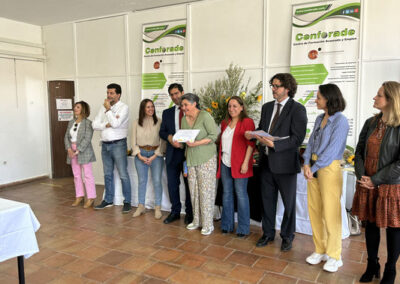 Muestra una imagen con entrega de premios de la academia