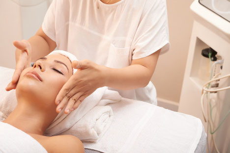 una mujer dando un tratamiento facial en Cenforade