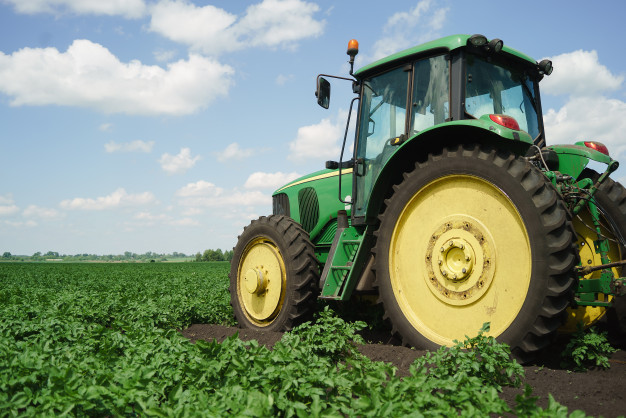 Muestra un tractor en el campo