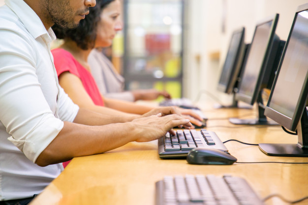 Muestra a alumnos en una clase de informática