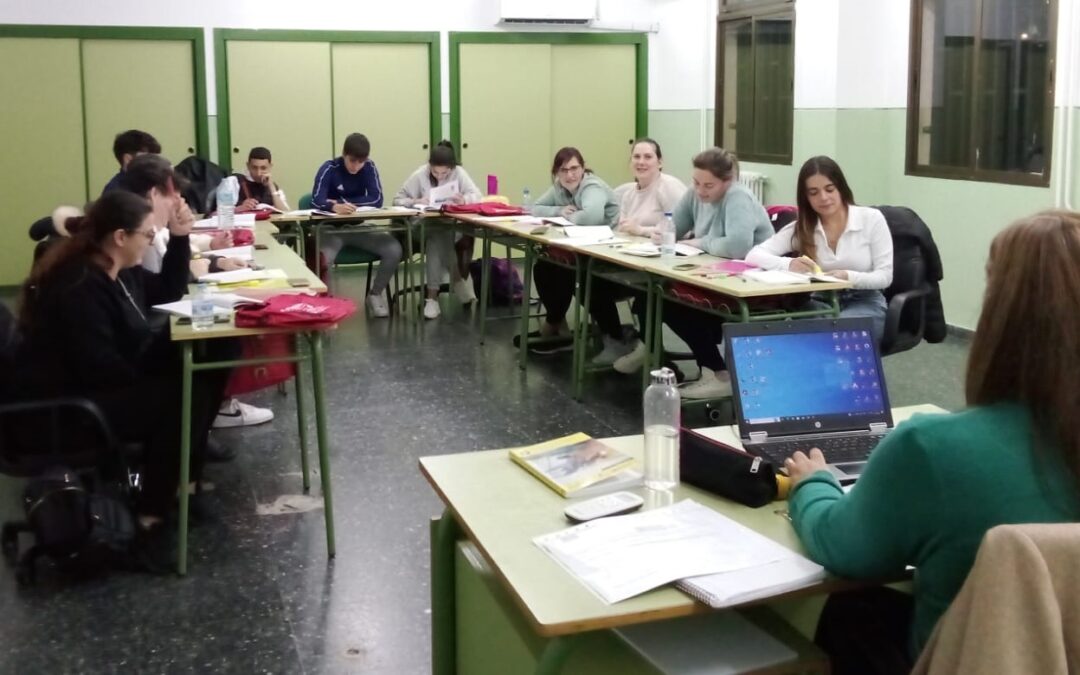 alumnos dando clase delante del profesor