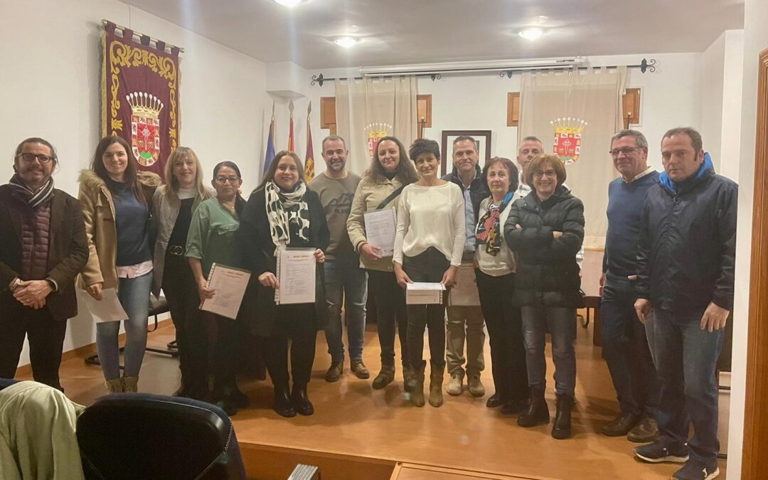 alumnos recibiendo diplomas