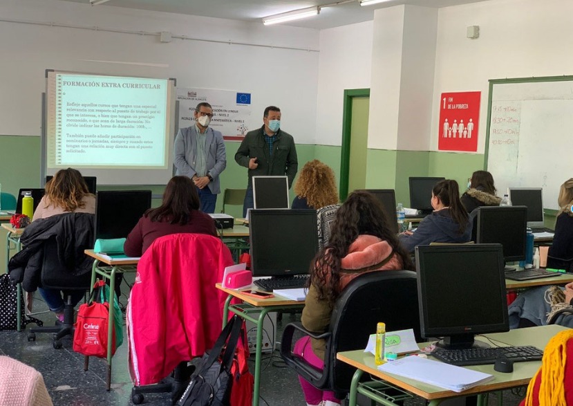 Los alumn@s del certificado de profesionalidad, en atención sociosanitaria a personas dependientes en instituciones sociales, reciben la visita del alcalde