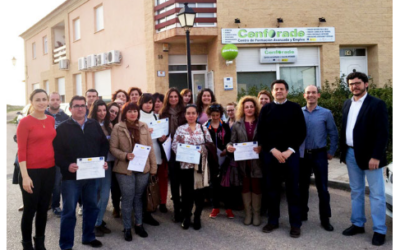 Carmen María Montalbán, alcaldesa de Villanueva de los Infantes, entrega los diplomas de los cursos de formación de la JCCM en Cenforade