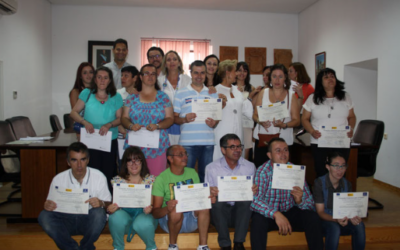 Carmen Casero y Carmen Quintanilla entregan los diplomas de los cursos «atención sociosanitaria a domicilio» y «auxiliar de dependiente de comercio»