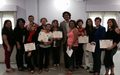 La concejala de servicios sociales de Valdepeñas, Antonia Sánchez, entrega los diplomas del curso de administración de alimentos y mejora de las capacidades físicas