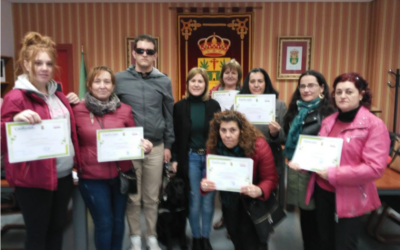 Las alumnas del curso de «limpieza de superficies y mobiliario en edificios y locales» en santa cruz de los cáñamos reciben su certificado