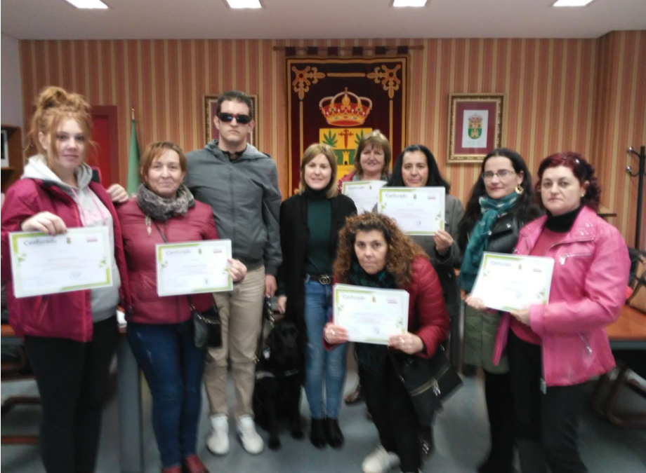 Las alumnas del curso de «limpieza de superficies y mobiliario en edificios y locales» en santa cruz de los cáñamos reciben su certificado