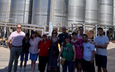 Alumnado de la Asociación ADIN visita la Cooperativa de Villanueva de los Infantes para conocer de cerca el sector del comercio